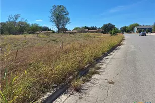 921 Country Club Dr, Seguin, TX 78155 - Photo 2