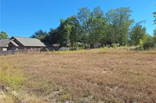 921 Country Club Dr, Seguin, TX 78155 - Photo 4