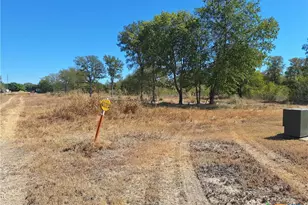 921 Country Club Dr, Seguin, TX 78155 - Photo 6