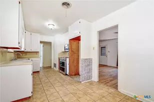 121 Hillcrest Dr, Luling, TX 78648 - Photo 8