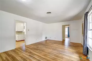 121 Hillcrest Dr, Luling, TX 78648 - Photo 6