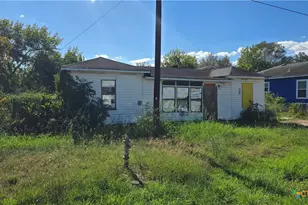 194 S Herbert St, Bloomington, TX 77951 - Photo 2