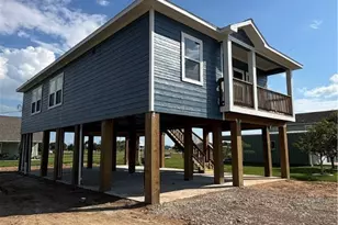 423 Calumet, Palacios, TX 77465 - Photo 2