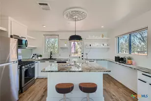 1722 Lee St, New Braunfels, TX 78130 - Photo 2