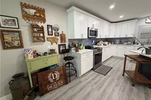 1116 S 2nd St, Floresville, TX 78114 - Photo 8