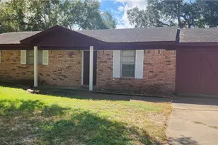 604 Davis St, Edna, TX 77957 - Photo 1