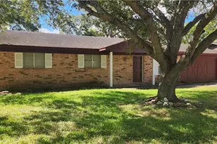 604 Davis St, Edna, TX 77957 - Photo 2