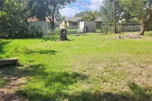 604 Davis St, Edna, TX 77957 - Photo 24