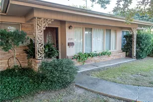 2101 E Mistletoe Ave, Victoria, TX 77901 - Photo 2