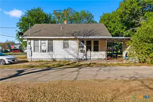 603 E Court St, Seguin, TX 78155 - Photo 8