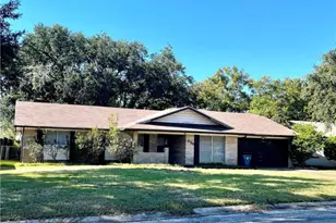 725 Westwood Dr, Port Lavaca, TX 77979 - Photo 1