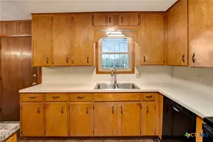 205 Lariat Ln, Victoria, TX 77901 - Photo 10