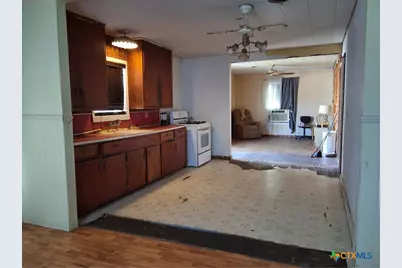 609 E Sarah Street, Cuero, TX 77954 - Photo 6