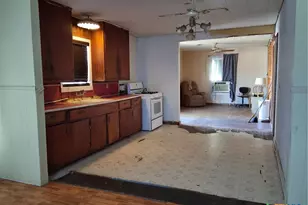 609 E Sarah St, Cuero, TX 77954 - Photo 6