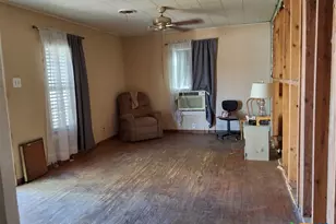 609 E Sarah St, Cuero, TX 77954 - Photo 4