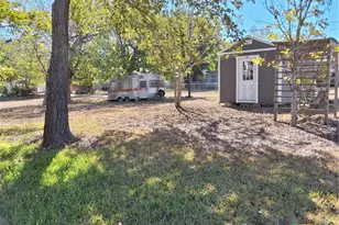 609 E Sarah St, Cuero, TX 77954 - Photo 4