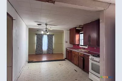 609 E Sarah Street, Cuero, TX 77954 - Photo 6