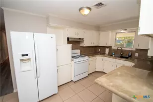 701 Gardenia Ln, Victoria, TX 77904 - Photo 6