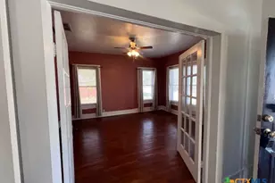 163 N Sycamore Ave, New Braunfels, TX 78130 - Photo 4