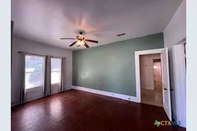 163 N Sycamore Avenue, New Braunfels, TX 78130 - Photo 2