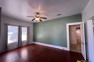 163 N Sycamore Ave, New Braunfels, TX 78130 - Photo 2