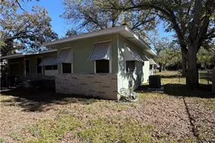 878 E Torrey St, New Braunfels, TX 78130 - Photo 4