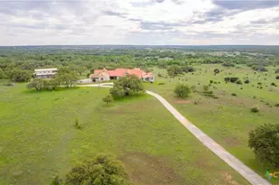 2810 Bridlewood Ranches Dr, San Marcos, TX 78666 - Photo 2