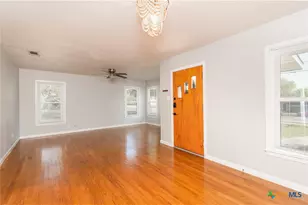 812 N Penelope St, Belton, TX 76513 - Photo 12