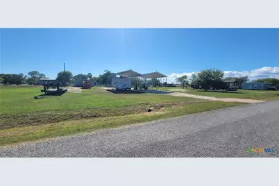 507 W Oakland Avenue, Seadrift, TX 77983 - Photo 2
