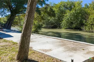587 Guadalupe River Dr, Tivoli, TX 77990 - Photo 6