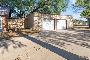 304 Sun Valley Dr, Victoria, TX 77904 - Photo 2