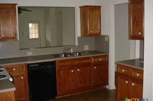 104 Jocelyn Cir, Victoria, TX 77901 - Photo 8