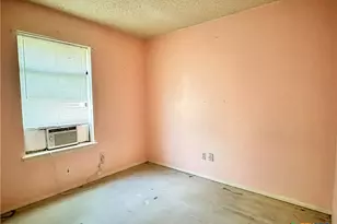 317 Yale St, San Marcos, TX 78666 - Photo 6