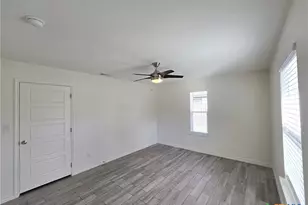 907 E 3rd St, Lampasas, TX 76550 - Photo 28