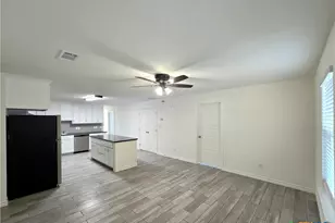907 E 3rd St, Lampasas, TX 76550 - Photo 10