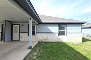 907 E 3rd St, Lampasas, TX 76550 - Photo 2