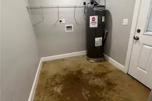 661 W Austin St, Luling, TX 78648 - Photo 4