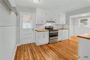 960 E Mountain St, Seguin, TX 78155 - Photo 6