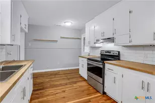 960 E Mountain St, Seguin, TX 78155 - Photo 8