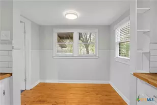 960 E Mountain St, Seguin, TX 78155 - Photo 10