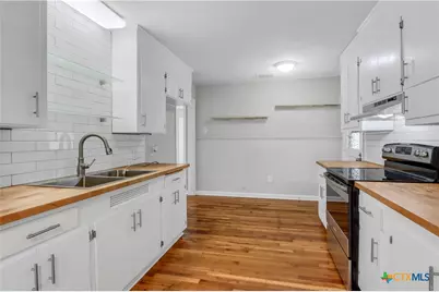 960 E Mountain Street, Seguin, TX 78155 - Photo 8