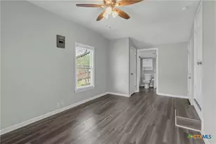 960 E Mountain St, Seguin, TX 78155 - Photo 20