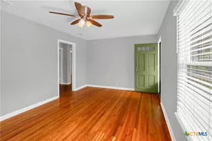 960 E Mountain St, Seguin, TX 78155 - Photo 14