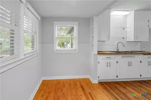 960 E Mountain St, Seguin, TX 78155 - Photo 10