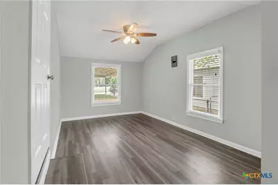 960 E Mountain Street, Seguin, TX 78155 - Photo 24