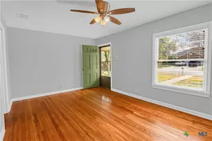 960 E Mountain St, Seguin, TX 78155 - Photo 1