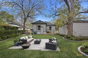 406 Hubbard St, Yoakum, TX 77995 - Photo 32