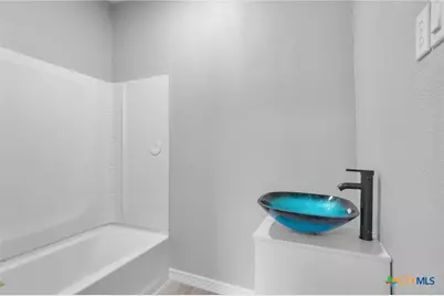 406 Hubbard Street, Yoakum, TX 77995 - Photo 26