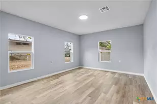 406 Hubbard St, Yoakum, TX 77995 - Photo 28