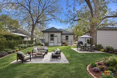 406 Hubbard Street, Yoakum, TX 77995 - Photo 30